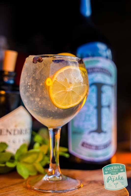 Dranken catering, cocktail met een citroen erin.